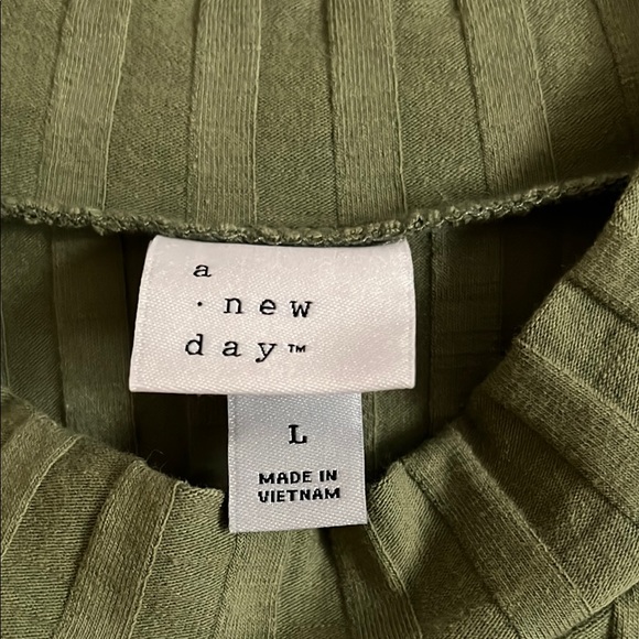 A New Day Green Ribbed Sleeveless Tank Top - Picture 2 of 4